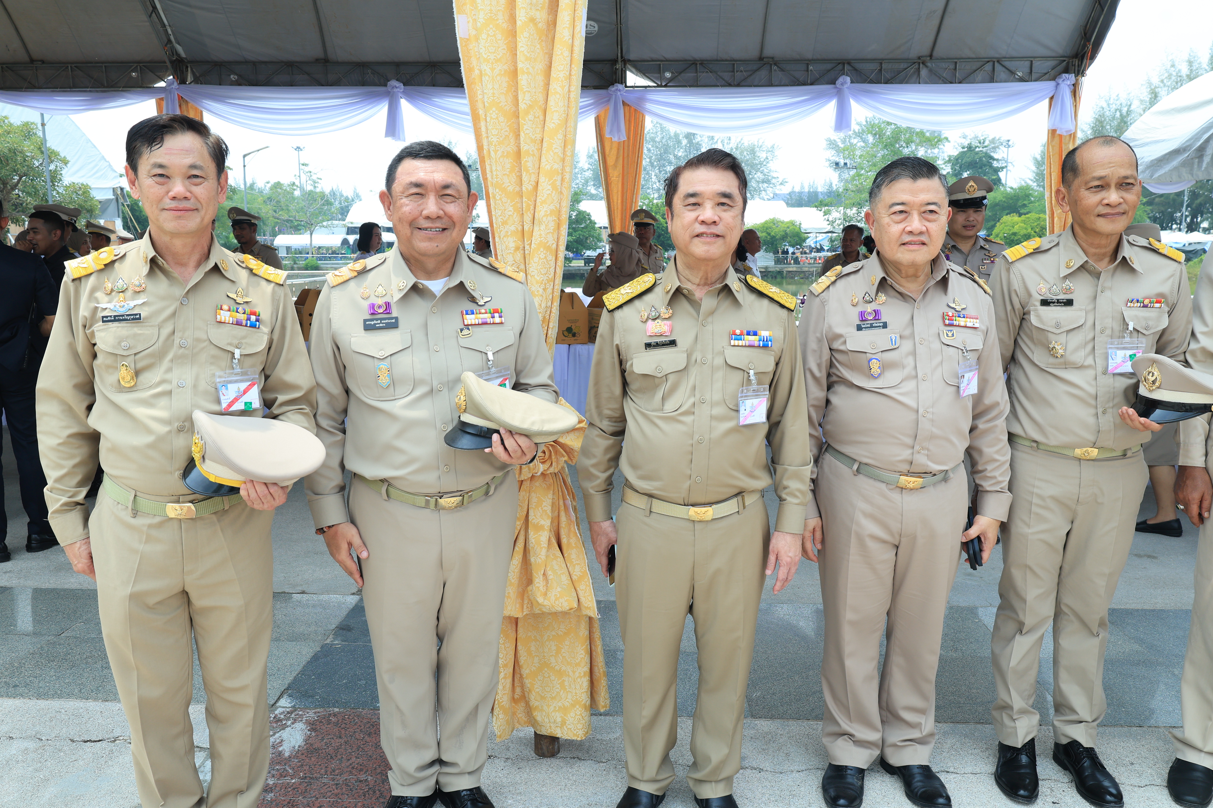 title - เลขาธิการ ส.ป.ก. พร้อมคณะ ร่วมเฝ้าฯ รับเสด็จ สมเด็จพระกนิษฐาธิราชเจ้า กรมสมเด็จพระเทพรัตนราชสุดาฯ สยามบรมราชกุมารี เป็นองค์ประธานเปิดงานวันลองกอง ของดีเมืองนรา ครั้งที่ 49 ปี 2569 และทอดพระเนตรนิทรรศการภายในงานเยี่ยมชมบูธนิทรรศการ ของ ส.ป.ก.นราธิวาส ภายในงานวันลองกอง ของดีเมืองนรา ครั้งที่ 49 ปี 2569